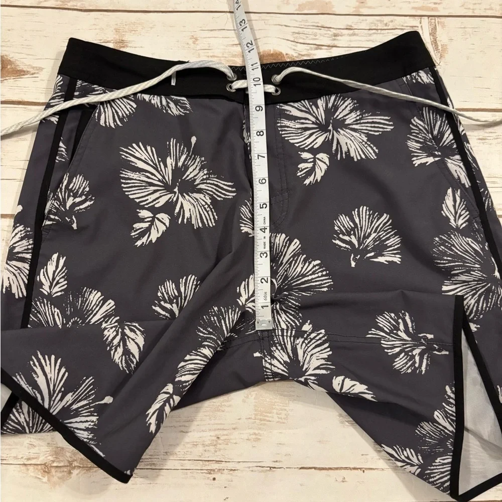 Vuori Men’s Cruise Board Shorts Gray Size 30